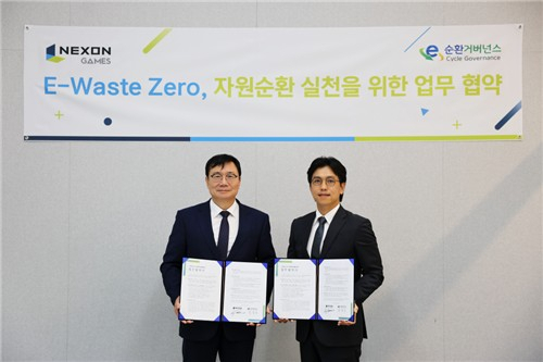 정덕기(왼쪽) E-순환거버넌스 이사장과 이영호 넥슨게임즈 ESG TF 실장이 업무협약을 맺은 후 기념 촬영을 하고 있다. 사진 제공=넥슨게임즈