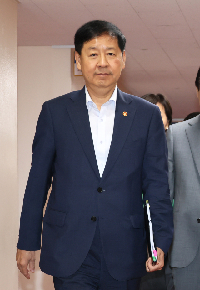 구윤철 부총리 겸 기획재정부 장관이 5일 서울 종로구 정부서울청사에서 열린 국무회의에 참석하고 있다. 연합뉴스