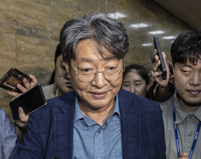 차명 주식거래 의혹이 제기된 이춘석 더불어민주당 의원(국회 법제사법위원장)이 5일 국회에서 열린 본회의에 참석한 뒤 본회의장을 빠져나가고 있다. 연합뉴스