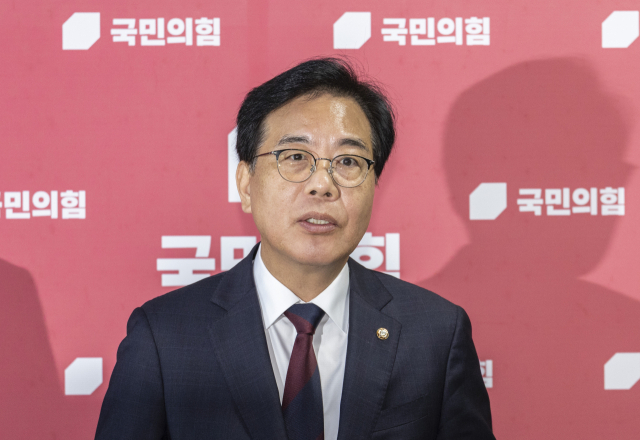 송언석 국민의힘 비상대책위원장 겸 원내대표가 5일 국회에서 이춘석 국회 법제사법위원장이 차명으로 주식에 투자했다는 의혹과 관련한 입장을 밝히고 있다. 연합뉴스
