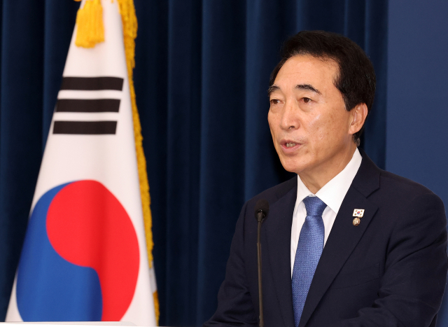 국정기획위원회 박수현 국가균형성장특별위원회 위원장이 5일 정부세종청사 민원동 공용브리핑실에서 기자회견을 열고 