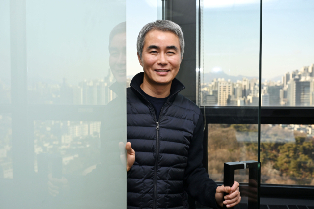 장현국 넥써스 대표가 2월 서울 강남구 소재 사무실에서 서울경제신문과 인터뷰에 앞서 포즈를 취하고 있다. 조태형 기자