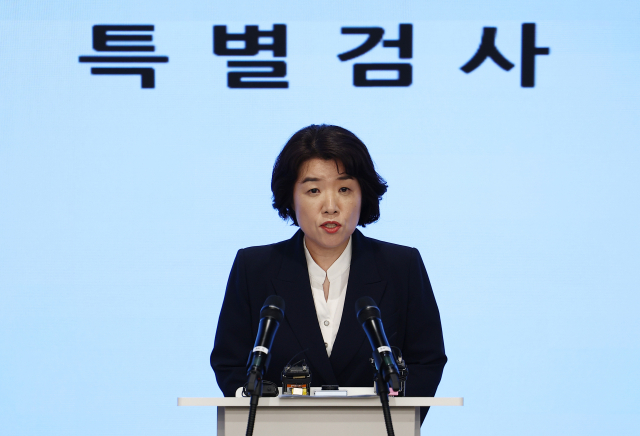 윤석열 전 대통령 부인 김건희 여사와 관련한 각종 의혹 사건을 수사하는 민중기 특별검사팀 오정희 특검보가 5일 서울 종로구 광화문kt 웨스트 빌딩에서 브리핑을 하고 있다. 연합뉴스