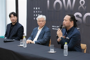 한데 뭉친 '동굴 보이스'…반주까지 저음의 향연