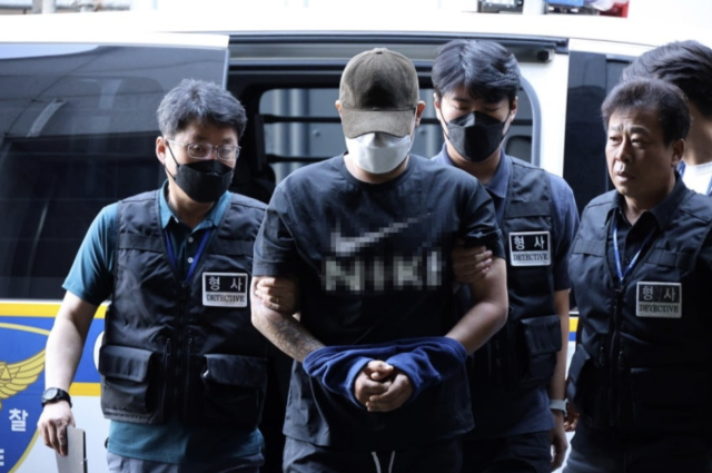 5일 오전 대전 교제살인 사건 피의자 20대 A씨가 입원 중이던 병원에서 퇴원하면서 경찰에 체포돼 대전서부경찰서로 들어서고 있다. 사진=연합뉴스