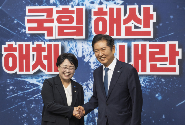 정청래 더불어민주당 대표와 김선민 조국혁신당 대표 권한대행이 5일 국회에서 만나 악수하고 있다. 연합뉴스