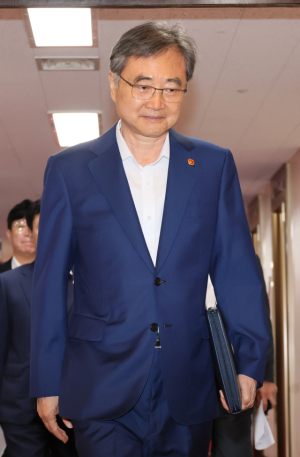 조현 외교부 장관이 5일 서울 종로구 정부서울청사에서 열린 국무회의에 참석하고 있다. 연합뉴스