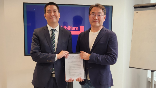 박준규(오른쪽) 에이디테크놀로지 대표와 조현신 유비티움 대표가 제품화 공동 개발을 위한 협약 후 기념사진을 촬영하고 있다.사진=에이디테크놀로지