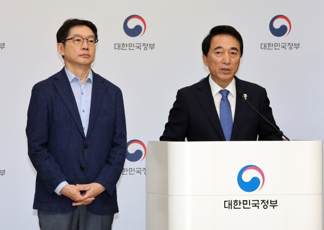 국정기획위원회 박수현 국가균형성장특별위원회 위원장(오른쪽)이 5일 정부세종청사 민원동 공용브리핑실에서 기자들의 질문에 답하고 있다. 왼쪽은 김경수 지방시대위원장. 연합뉴스