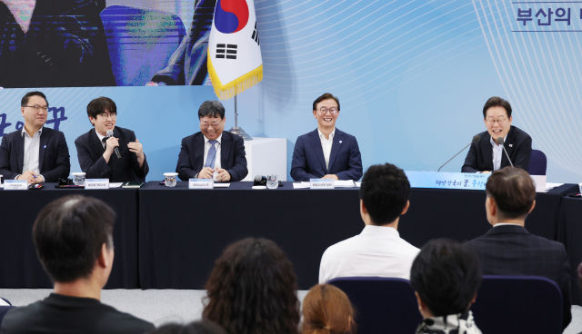 하정우 대통령실 인공지능(AI)미래기획수석이 7월 25일 부산 부경대에서 열린 타운홀미팅 '부산의 마음을 듣다' 간담회에서 이재명 대통령과 발언을 주고 받고 있다. 연합뉴스.