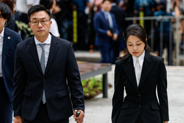 윤석열 전 대통령 부인 김건희 여사가 6일 서울 종로구 KT광화문빌딩 웨스트에 마련된 민중기 특별검사팀 사무실에 피의자 신분으로 조사를 받기 위해 출석하고 있다. 전·현직 영부인이 수사기관에 조사받기 위해 공개 출석한 것은 헌정사상 처음이며 특검팀은 이날 도이치모터스 주가조작 의혹, 명태균 공천개입 의혹, 건진법사 청탁의혹 등을 조사할 계획이다. 권욱 기자