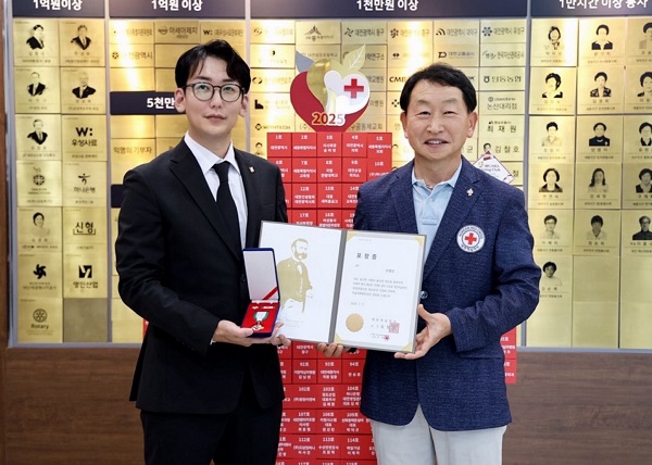 사진=대한적십자사 금장 포장 수여식에서 기념 촬영하는 이영인 대표(왼쪽)와 이건문 대한적십자사 사무처장(오른쪽)