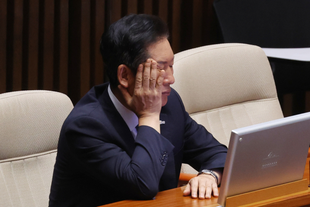 정청래 더불어민주당 신임 당대표가 이춘석 의원의 차명 주식거래 의혹이 불거진 5일 국회 본회의장에서 심각한 표정을 짓고 있다. 연합뉴스
