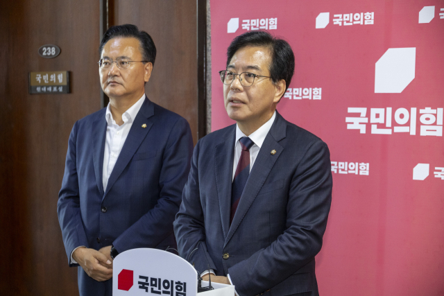 송언석 국민의힘 비상대책위원장 겸 원내대표가 5일 국회에서 이춘석 국회 법제사법위원장이 차명으로 주식에 투자했다는 의혹과 관련한 입장을 밝히고 있다. 연합뉴스