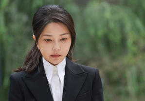 [속보] 김건희 '명품 목걸이' 질문엔 '묵묵부답'