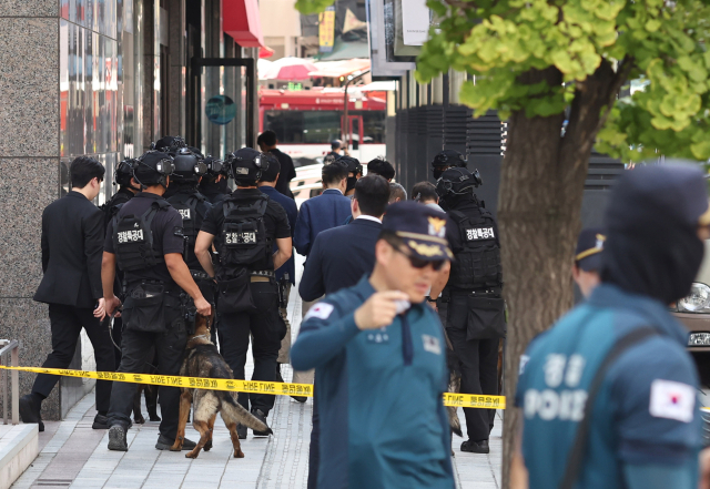 5일 서울 중구 명동 신세계백화점 본점에 폭발물을 설치했다는 협박 글이 인터넷 커뮤니티에 올라와 신고받고 출동한 경찰특공대가 수색을 마친 후 이동하고 있다. 연합뉴스