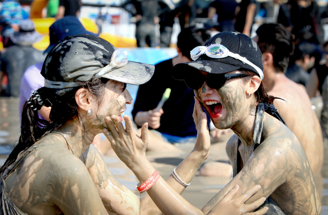 2일 충남 보령 대천해수욕장에서 펼쳐진 제28회 보령모드축제장에서 관광객들이 즐거운 시간을 보내고 있다. 사진 제공=보령시