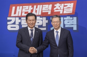 정청래, 정성호 법무장관 만나 "국민의 검찰개혁 열망 잘 수행할 것"