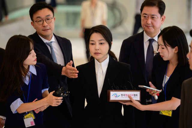 김건희 여사가 6일 오전 서울 종로구 KT 광화문빌딩 웨스트에 마련된 민중기 특별검사 사무실로 출석하고 있다. 연합뉴스