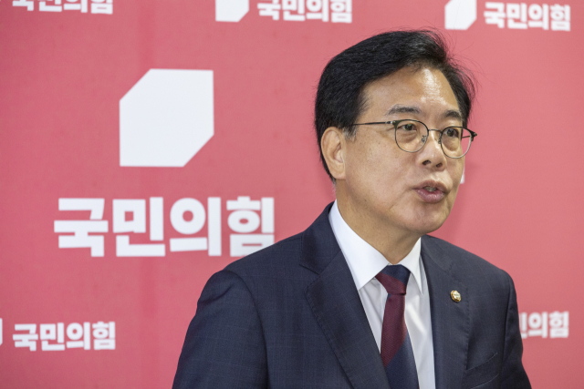 송언석 국민의힘 비상대책위원장 겸 원내대표가 이달 5일 국회에서 이춘석 국회 법제사법위원장이 차명으로 주식에 투자했다는 의혹과 관련한 입장을 밝히고 있다. 연합뉴스