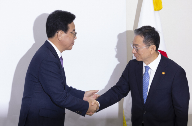 송언석 국민의힘 비상대책위원장 겸 원내대표가 6일 국회에서 취임 인사차 예방한 정성호 법무부 장관과 악수하고 있다. 연합뉴스