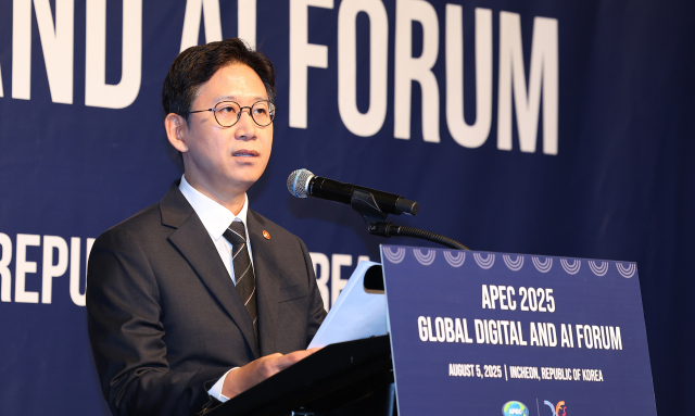 배경훈 과학기술정보통신부 장관이 5일 인천 연수구 쉐라톤 그랜드 인천에서 열린 'APEC 2025 글로벌 디지털 ·AI 포럼' 오프닝 세션에서 개회사를 하고 있다. 연합뉴스
