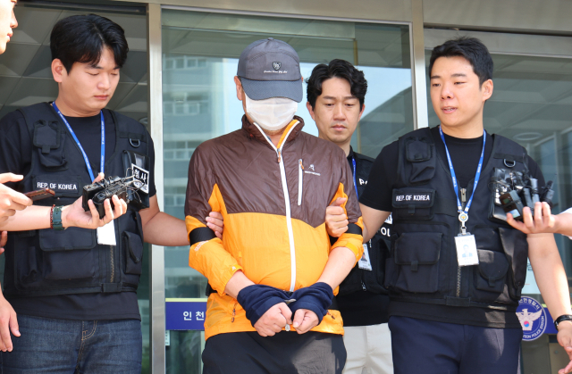 인천 송도에서 사제 총기로 아들을 살해한 60대 남성 A 씨가 30일 인천 논현경찰서 유치장에서 검찰로 송치되고 있다. 연합뉴스