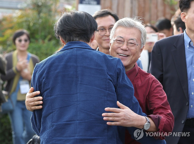 문재인 전 대통령과 조국 전 조국혁신당 대표가 2023년 11월 9일 경남 양산시 하북면 평산마을 평산책방에서 포옹하고 있다. 이날 평산책방에서는 ‘디케의 눈물, 조국 작가와의 만남’이 열렸다. 연합뉴스