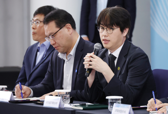 하정우 대통령실 인공지능(AI)미래기획수석이 지난달 25일 부산 부경대에서 이재명 대통령이 참석한 가운데 열린 타운홀미팅 '부산의 마음을 듣다' 간담회에서 발언하고 있다. 연합뉴스