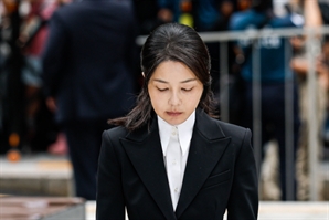 10시간여 만에 조사 마치고 귀가한 김건희…취재진 질문에 '묵묵부답'