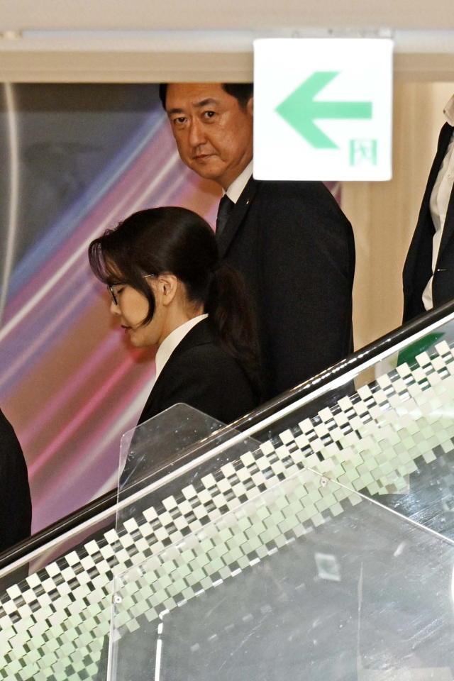 윤석열 전 대통령 부인 김건희 여사가 6일 피의자 신분으로 도이치모터스 주가조작, 명태균 공천개입 의혹, 건진법사 청탁의혹 등 조사를 받은 뒤 민중기 특별검사팀 사무실이 마련된 서울 종로구 KT광화문빌딩 웨스트를 나서고 있다. 조태형 기자
