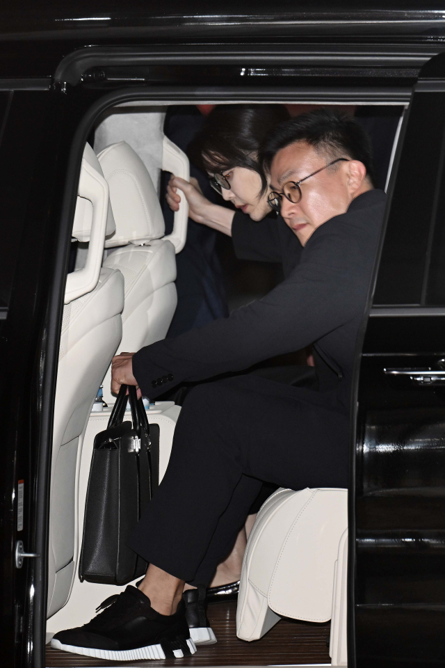 윤석열 전 대통령 부인 김건희 여사가 6일 피의자 신분으로 도이치모터스 주가조작, 명태균 공천개입 의혹, 건진법사 청탁의혹 등 조사를 받은 뒤 민중기 특별검사팀 사무실이 마련된 서울 종로구 KT광화문빌딩 웨스트를 빠져나와 차량에 탑승하고 있다. 조태형 기자