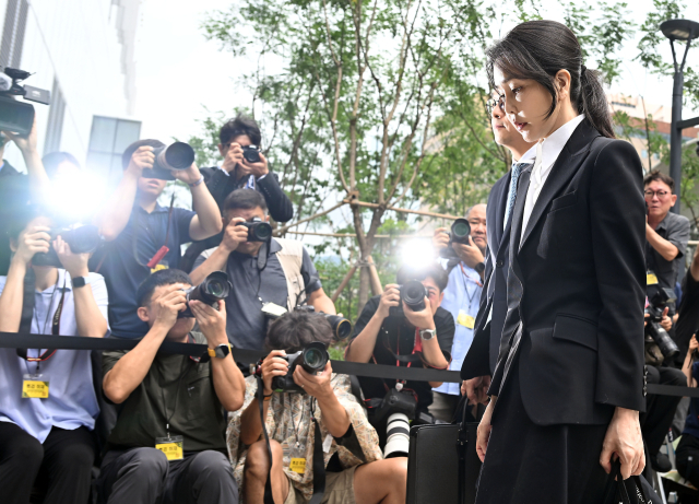 윤석열 전 대통령 부인 김건희 여사가 6일 서울 종로구 KT광화문빌딩 웨스트에 마련된 민중기 특별검사팀 사무실에 피의자 신분으로 조사를 받기 위해 출석하고 있다. 권욱 기자