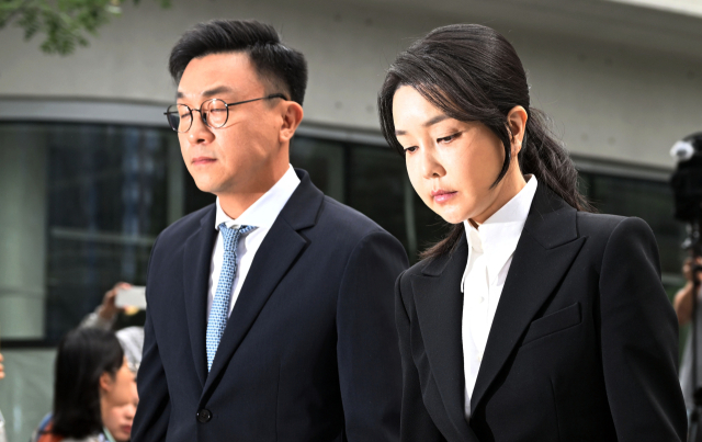 김건희(오른쪽) 여사가 6일 서울 종로구 KT광화문빌딩 웨스트에 마련된 민중기 특별검사팀 사무실에 피의자 신분으로 조사를 받기 위해 출석하고 있다. 권욱 기자