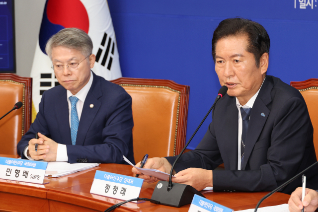 정청래(오른쪽) 더불어민주당 대표가 6일 서울 여의도 국회에서 열린 ‘국민주권 검찰정상화 특별위원회’ 출범식에서 발언하고 있다. 연합뉴스