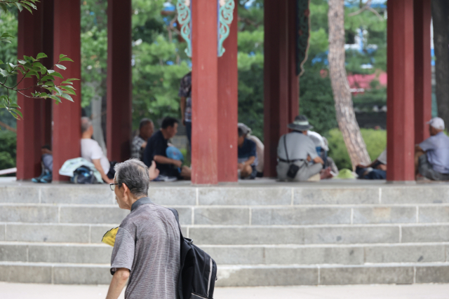 지난달 29일 서울 종로구 탑골공원 어르신들 모습. 연합뉴스