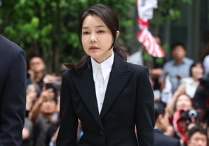 김건희 여사 조사 7시간 23분 만에 종료… 조서 열람 시작