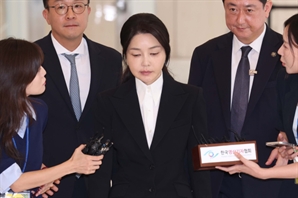 [속보] 김건희 특검조사 17시 46분께 종료…조서 열람 시작