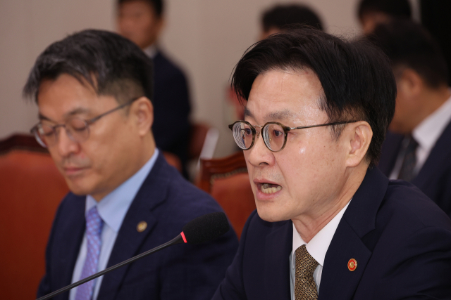 6일 서울 여의도 국회에서 열린 산업통상자원중소벤처기업위원회 전체회의에서 김정관(오른쪽) 산업통상자원부 장관이 의원 질의에 답하고 있다. 연합뉴스