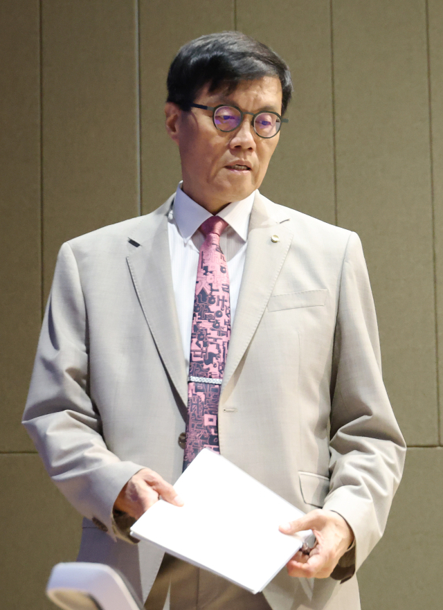 창용 한국은행 총재가 7월 10일 서울 중구 한국은행에서 열린 금융통화위원회 금리 결정에 대한 기자간담회에 참석하고 있다. 사진공동취재단