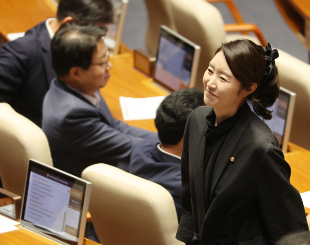 5일 국회 본회의에서 강선우 더불어민주당 의원이 방송법 일부개정법률안 관련 필리버스터 종결 동의를 표결하는 투표를 한 뒤 이동하고 있다. 연합뉴스
