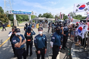 [속보] 김건희 특검, 尹 2차 체포영장 집행 위해 서울구치소 진입