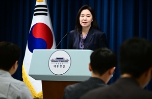 취재진 질문 듣는 강유정 대변인