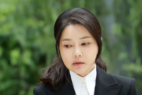 윤석열 전 대통령 배우자 김건희 여사가 6일 서울 종로구 KT광화문빌딩 웨스트에 마련된 민중기 특별검사팀 사무실에 피의자 신분으로 출석하고 있다. 연합뉴스