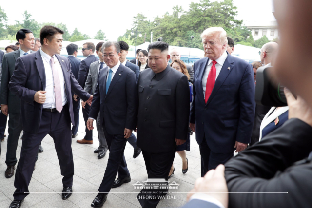 문재인 대통령과 도널드 트럼프 미국 대통령이 지난 2019년 6월 30일 판문점에서 김정은 북한 국무위원장과 나란히 걷고 있다. 뉴스1