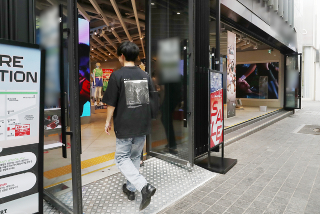 "닫으면 손님 끊겨요" vs "에너지 낭비 그만"…폭염 속 '개문 냉방' 갑론을박