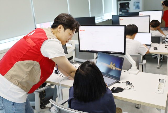 롯데이노베이트 임직원들이 6일 서울시 금천구 가산동 롯데이노베이트 본사에서 AI 활용 교육을 진행하고 있다. 사진 제공=롯데이노베이트