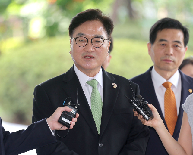 우원식 국회의장이 7일 서울 서초구 서울고등검찰청에 마련된 내란 특검 사무실에 참고인 조사를 받기 위해 출석하며 취재진 질문에 답변하고 있다.연합뉴스