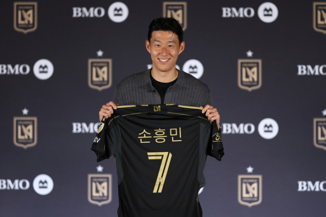 LAFC 유니폼 손에 든 손흥민. 연합뉴스