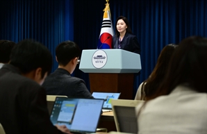 브리핑하는 강유정 대변인